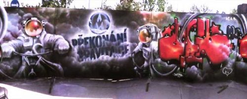 Mural art v graffiti stylu na skateparku v Kroměříži pro event No Gravity, zobrazující astronauty a kosmické motivy s výraznými červenými a šedými barvami, které symbolizují dobrodružství a exploraci