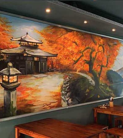 Umělecká malba na zdi restaurace v Bratislavě zobrazující japonský zahradní pavilon s oranžovými a červenými stromy podzimu